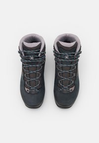 Bottes de randonnée bleu foncé avec des accents gris, tige texturée, col rembourré et lacets colorés. Caractéristiques d'un bout renforcé et d'œillets.