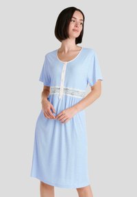 Negligé azul claro con mangas cortas, escote redondo y un acento de encaje en la cinturilla. Presenta una botonera y una textura de tela suave.