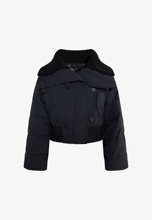 Kurze schwarze Daunenjacke mit strukturiertem Obermaterial, einem schwarzen Fleece-Kragen und doppeltem Knopfverschluss. Verfügt über seitliche Taschen und gerippte Bündchen.