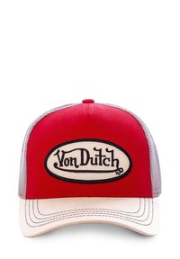 Gorra roja con un panel frontal blanco, lados de malla gris y visera curvada. Presenta un parche ovalado con "Von Dutch" en letra cursiva negra.
