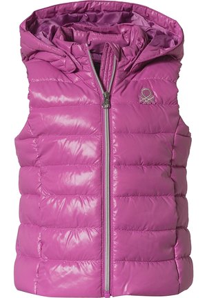 Fioletowa pikowana bezrękawnikowa kamizelka puchowa z kapturem i zamkiem błyskawicznym z przodu, z małym haftowanym logo na lewej piersi.