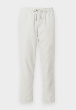 Pantalones gris claro con cinturilla elástica y cordón. Fabricados en una tela suave, con piernas rectas y sin bolsillos visibles.