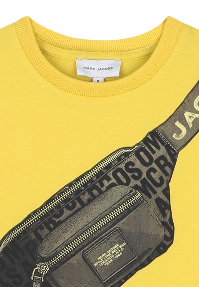 Geel katoenen T-shirt met een grafisch ontwerp van een zwarte heupzak met tekst en ritsdetails. Etiket zichtbaar bij de hals.