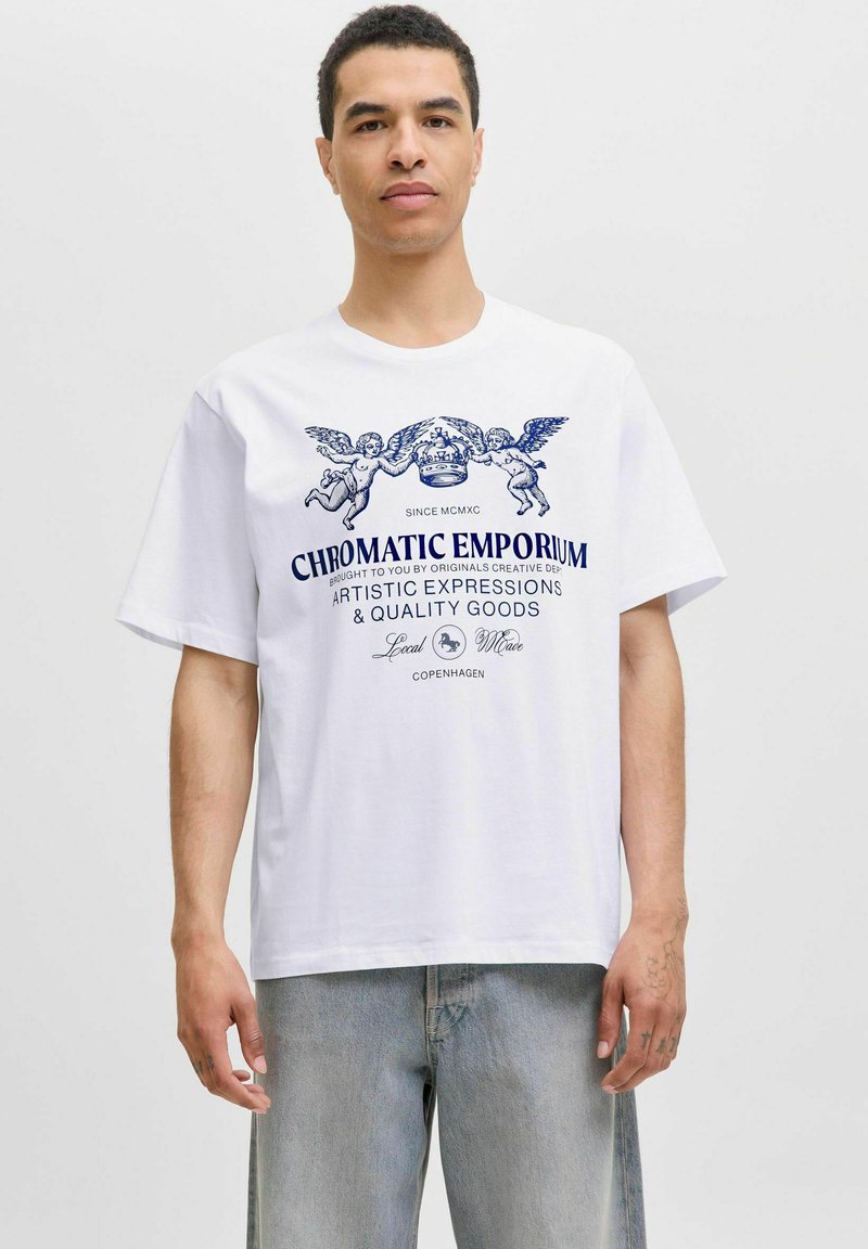 Weißes Baumwoll-T-Shirt mit einem navyblauen Grafikdruck, der Putten und Text zeigt. Kurzärmelig, Rundhalsausschnitt und entspannte Passform. Mittelschwerer Stoff.