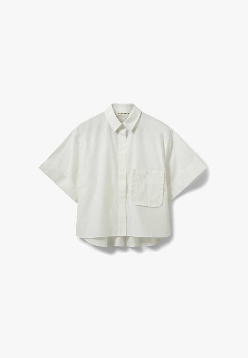 Chemise blanche à manches courtes avec col et poche poitrine unique, présentée à plat sur un fond blanc.