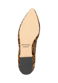 Chaussure à talon aiguille en imprimé léopard avec un bout pointu. Présente une doublure intérieure lisse et une semelle en caoutchouc noir texturé. Inscription de la marque visible.