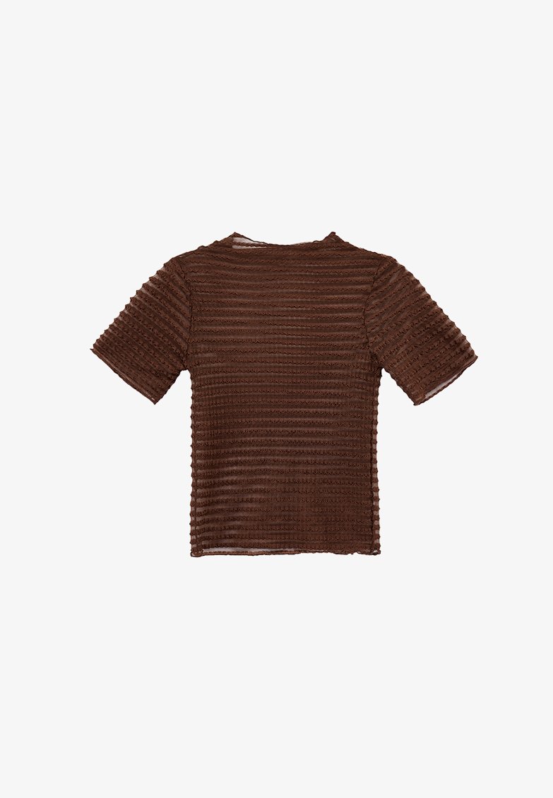 Haut marron à manches courtes avec motif rayé horizontal texturé et tissu légèrement transparent, présenté à plat sur un fond blanc.