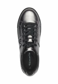 Schwarzer Sneaker mit metallischem Finish, runden Schnürsenkeln, gepolsterter Knöchelpartie und Logodetail an der Seite. Glatte Oberfläche und flaches Design.