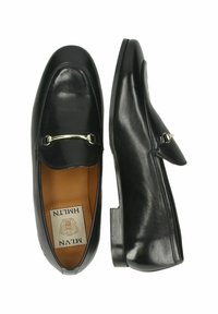 Czarne skórzane mokasyny z błyszczącym wykończeniem, z złotym metalowym akcentem z przodu, niskim złożonym obcasem i beżową wyściółką wewnętrzną.