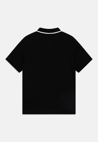 Černé polo tričko vyrobené z bavlny s krátkými rukávy, s bílým lemováním kolem límce. Jednoduchý a klasický design.