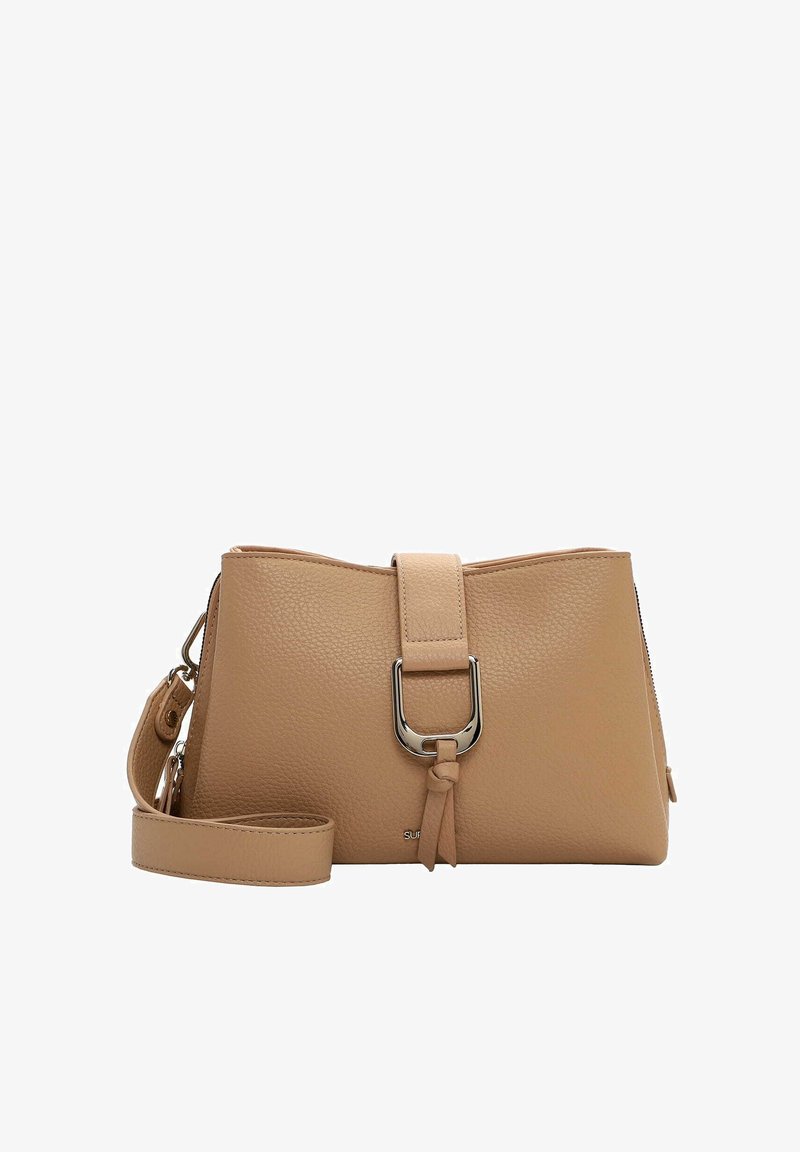 Borsa a tracolla in pelle martellata color cuoio con dettaglio fibbia argentata e tracolla regolabile su sfondo bianco.