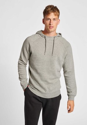 Grijze hoodie met een gestructureerde afwerking, voorzien van een trekkoord in de capuchon en raglanmouwen, gecombineerd met zwarte broek. Eenvoudig ontwerp en casual pasvorm.