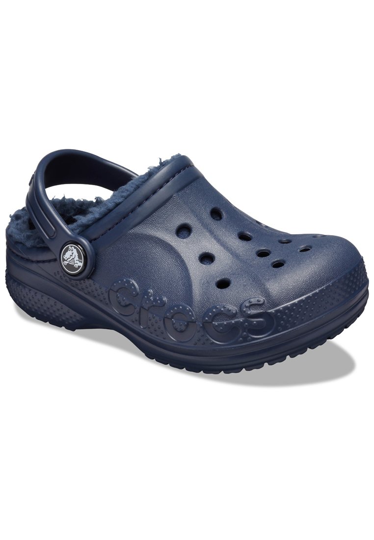 Clog Crocs blu navy con fori di ventilazione, cinturino regolabile sul tallone e morbida fodera in fleece all'interno per calore e comfort.