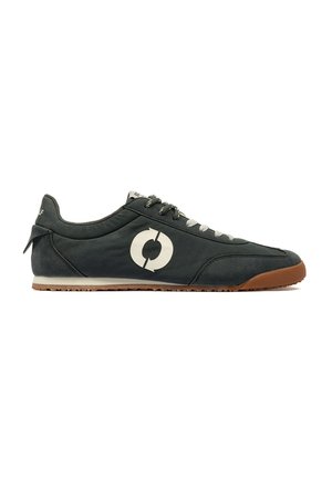 Sneaker nera a basso profilo con logo a freccia circolare bianco, lacci grigi e neri e suola in gomma marrone con grip testurizzato.