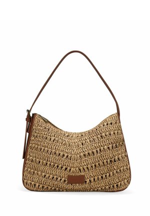 Bolso marrón de paja tejida con una única correa de cuero y un pequeño parche rectangular de cuero en el frente.
