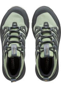 Světlé zelené prodyšné turistické boty s tmavě šedými akcenty. Vlastnosti zahrnují pevné šňůrky, zesílenou špičku a texturovanou podrážku pro lepší přilnavost.
