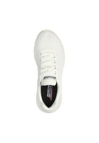 Zapatilla deportiva blanca con upper de malla, cordones planos, plantilla acolchada y suela de goma texturizada. Presenta el logotipo de la marca y el nombre del modelo en la plantilla.
