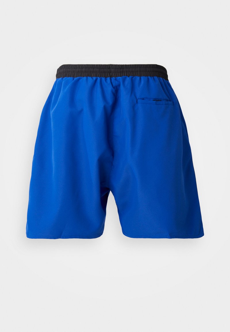 Pantalones cortos atléticos azules con una cinturilla elástica negra, que cuentan con un bolsillo trasero y una tela suave y ligera.