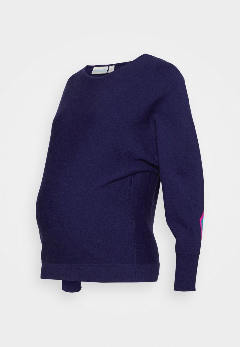 Pull de maternité bleu marine, tissu doux, encolure ronde, manches longues, avec un accent coloré sur la manche gauche et une coupe décontractée.