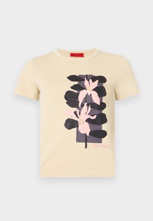 Tricou bej cu mâneci scurte, imprimat cu un design floral negru și roz, având logo-ul "MAX&Co." sub design.
