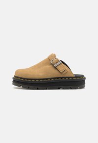 Zoccolo in suede marrone dal design elegante, suola in gomma nera, cuciture gialle e una cintura con fibbia metallica caratterizzata da una texture liscia.