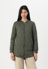 Khaki prešívaná bunda s diamantovým vzorom, zapínanie na zips vpredu, rebrované manžety a bočné vrecká. Navrhnutá s okrúhlym golierom a pohodlným strihom.