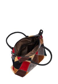 Multifarvet patchwork håndtaske lavet af ruskind, med lynlåslukning, mørke læderhåndtag og en rummelig brun indvendig del med en lynlåslomme.