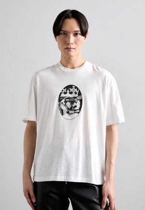 DROPPED SHOULDER ROCK BAND ZODIAC LEON - T-shirts med print - white/black