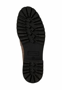 Schwarze Gummisohle mit tiefen, multidirektionalen Profilen und einem geprägten Logo. Das obere Teil besteht aus einem braunen, weichen Wildledermaterial. Größe angegeben als 48.