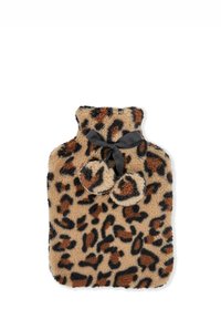 Funda de botella de agua caliente de piel sintética con estampado de leopardo; cuenta con un cuello alto y un lazo decorativo de cinta negra con dos pompones a juego.