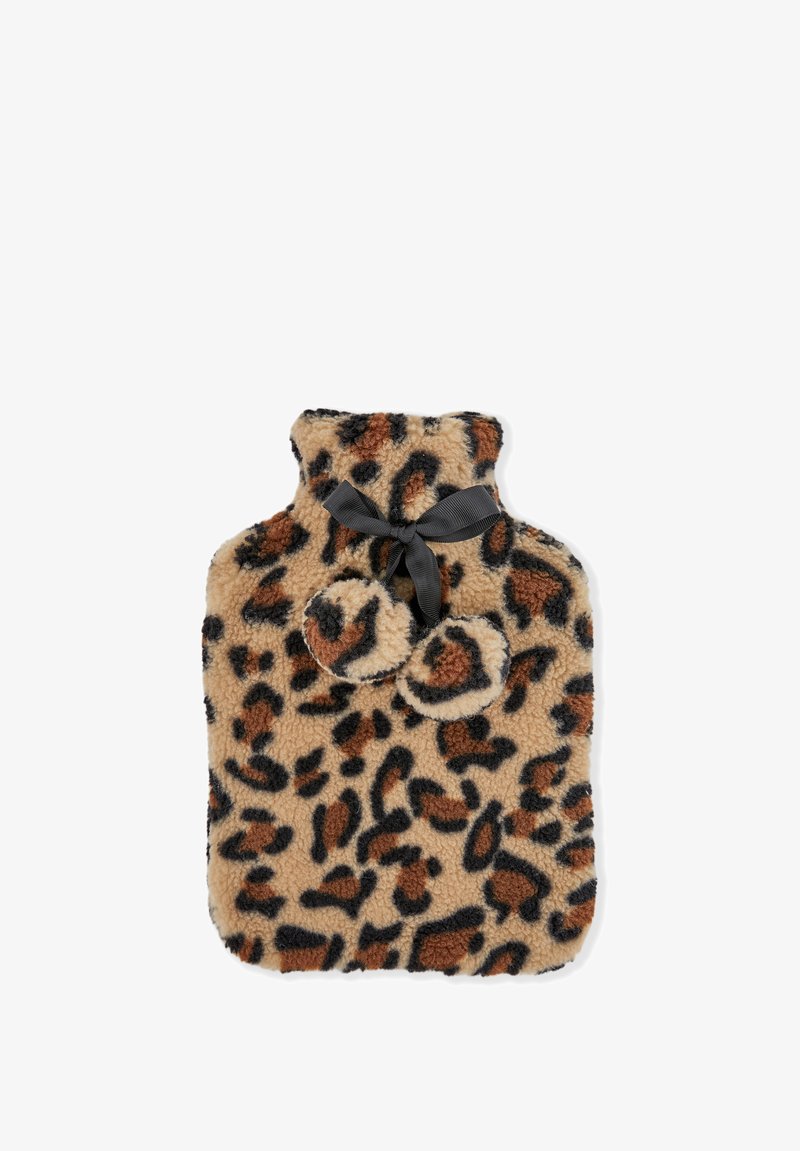 Funda de botella de agua caliente de piel sintética con estampado de leopardo; cuenta con un cuello alto y un lazo decorativo de cinta negra con dos pompones a juego.
