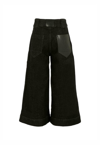 Zwarte wijde spijkerbroek van denim, met een hoge taille, leren label aan de achterkant en twee achterzakken met spitse vorm.