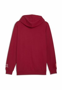 Rød hættetrøje med en glat tekstur, med en lomme foran, ribbede manchetter og et logodetalje på ærmet.