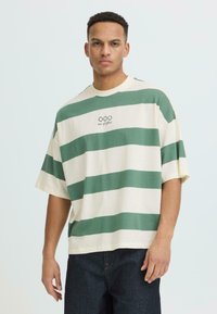 Neizvēlēts, duck green