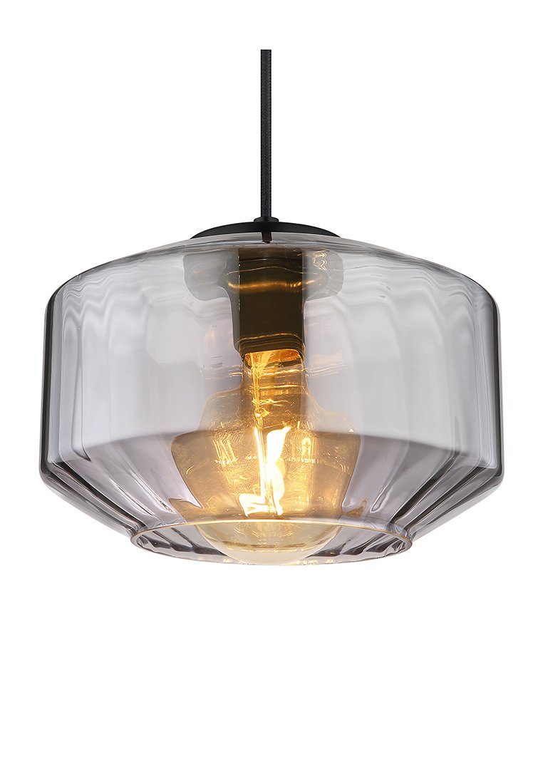 Klarer Glas-Pendelleuchte mit strukturiertem geripptem Design, die eine sichtbare warme Glühbirne zeigt, aufgehängt an einem schwarzen Kabel und Deckenmontage.