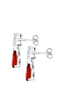 Boucles d'oreilles en forme de goutte rouge avec des accents métalliques en ton argent. Présentent une pierre ronde claire en haut, suspendue par un design articulé et élégant.