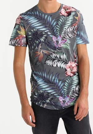 T-shirt gris à manches courtes avec un motif coloré de feuilles tropicales et de fleurs en nuances de vert, rose et jaune.