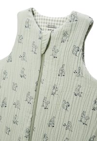 Sac de couchage vert matelassé avec imprimé animal bleu marine, comprenant une fermeture éclair à l'avant et une texture douce, adapté aux enfants de 6 à 18 mois.