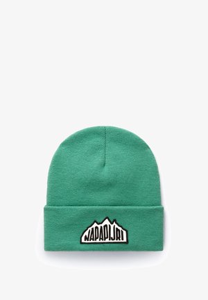 Groene gebreide muts met een opgevouwen rand, voorzien van een berglogo in zwart-wit. Zachte textuur en comfortabele pasvorm.