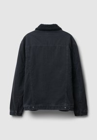 Giacca di jeans nera con colletto peloso, cuciture in vista e chiusura a scatto all'orlo. La vista posteriore mostra una texture liscia.