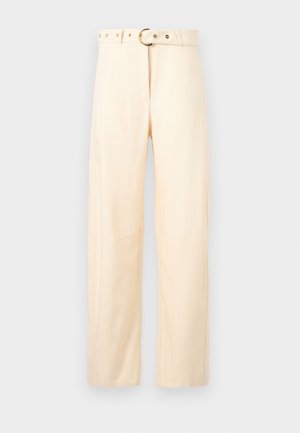 Pantalones beige de tiro alto y pierna recta con cinturón a juego y hebilla circular dorada, exhibidos sobre un fondo claro y liso.