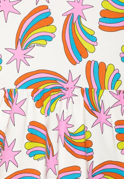 Λευκό ύφασμα με πολύχρωμο σχέδιο από στιλιζαρισμένα αστέρια και σχήματα που θυμίζουν ουράνιο τόξο σε ροζ, πορτοκαλί, μπλε και πράσινους τόνους. Λεπτομέρεια σε φερμουάρ στο κάτω μέρος.