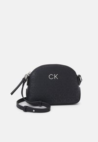 Borsa a spalla nera realizzata in materiale testurizzato, caratterizzata da una forma curva, hardware in argento e un motivo con logo in rilievo. Straps regolabile incluso.