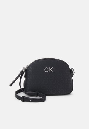 Calvin Klein DAILY SMALL DOME - Soma ar siksnu pāri ķermenim - black epi mono