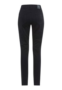 Zwarte denim broek met een slim fit, voorzien van een label op de tailleband, twee achterzakken en een gladde textuur.