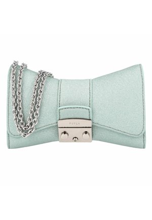 Mintgroene stoffen clutch met een strikvorm, zilveren kettingriem en een metalen sluiting met de merknaam "Furla." Gestructureerde afwerking.