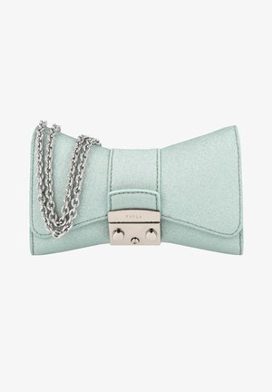 Mintgroene stoffen clutch met een strikvorm, zilveren kettingriem en een metalen sluiting met de merknaam "Furla." Gestructureerde afwerking.