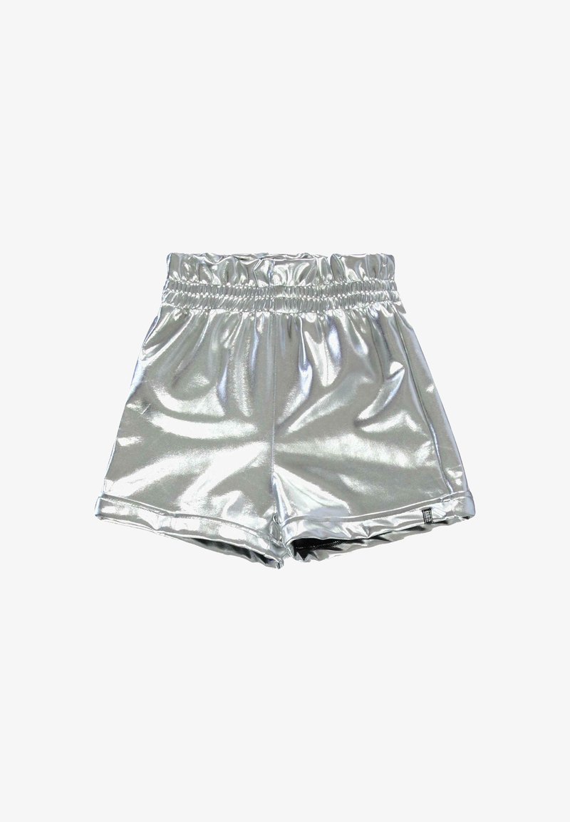 Zilveren metalen shorts met een elastische tailleband, een gladde glanzende textuur en opgerolde zoomdetails. Gemaakt van een lichtgewicht, reflecterend materiaal.
