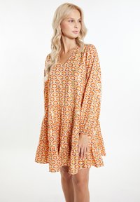 Rochie cu imprimeu floral portocalie, cu decolteu în V, mâneci lungi și fustă evazată. Realizată dintr-un material ușor, cu o textură fină.