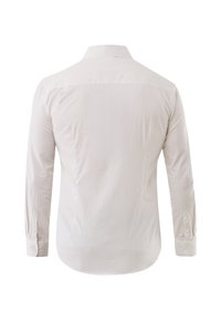 Camisa de manga larga, con botones, en gris claro con rayas verticales blancas. Cuenta con un collar estándar y puños abotonados. Textura suave.